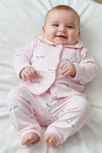 Kız Bebek Pembe Bulut Desenli Biyeli Çıtçıtlı Pijama Takımı 0-3 Ay