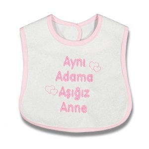 Aynı Adama Aşığız Anne Yazılı Pembe Önlük