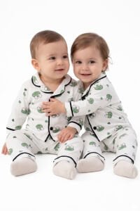 Unisex Ekru Yeşil Kurbağa Desenli Kruvaze Yaka Pijama Takımı