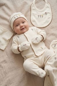 Kız Bebek Ekru Çiçek Nakışlı Biyeli Organik Lüks 10 Parça Hastane Çıkış Seti
