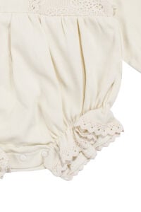 Kız Bebek Ekru Fisto Dantelli Yakalı Fiyonk Bandanalı Organik Takım
